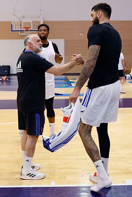 pablo laso visita a la plantilla de baloncesto