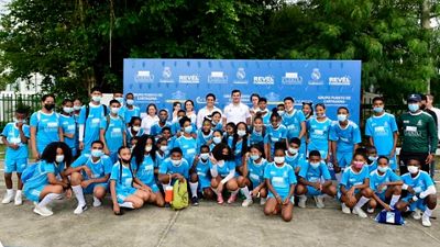 Iker Casillas visita la escuela de la Fundación en Cartagena de Indias