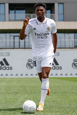 tchouameni posó con la camiseta del real madrid