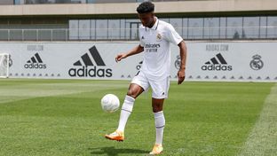 Tchouaméni posa com a camisola madridista