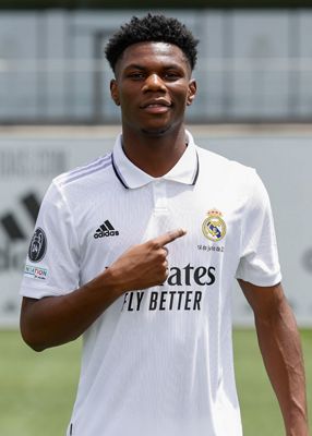 tchouameni posó con la camiseta del real madrid