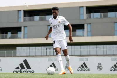 tchouameni posó con la camiseta del real madrid