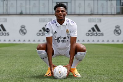 tchouameni posó con la camiseta del real madrid