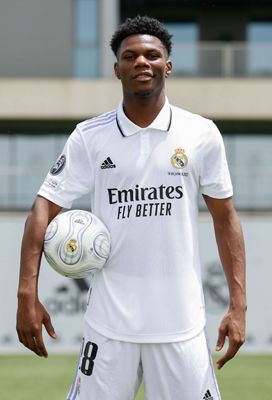 tchouameni posó con la camiseta del real madrid