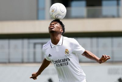tchouameni posó con la camiseta del real madrid