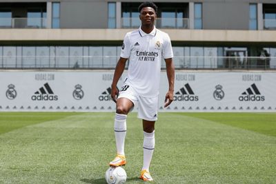tchouameni posó con la camiseta del real madrid