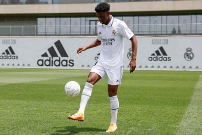 tchouameni posó con la camiseta del real madrid