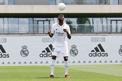 rüdiger posó con la camiseta del real madrid