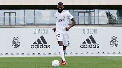 Rüdiger posiert im Trikot von Real Madrid