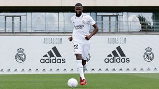 Rüdiger posiert im Trikot von Real Madrid