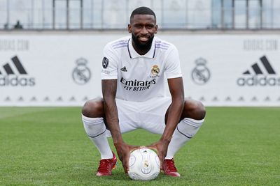 rüdiger posó con la camiseta del real madrid