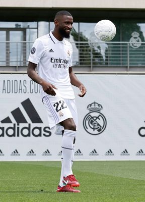 rüdiger posó con la camiseta del real madrid