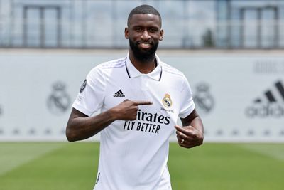rüdiger posó con la camiseta del real madrid
