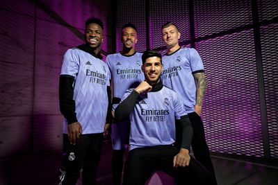 el real madrid y adidas presentan la segunda camiseta de la temporada 2022-23