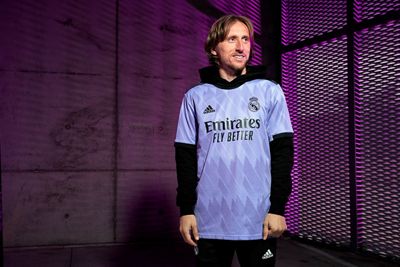 el real madrid y adidas presentan la segunda camiseta de la temporada 2022-23