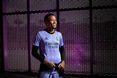 el real madrid y adidas presentan la segunda camiseta de la temporada 2022-23