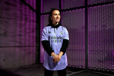 el real madrid y adidas presentan la segunda camiseta de la temporada 2022-23