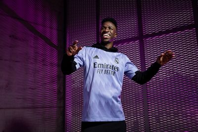 el real madrid y adidas presentan la segunda camiseta de la temporada 2022-23