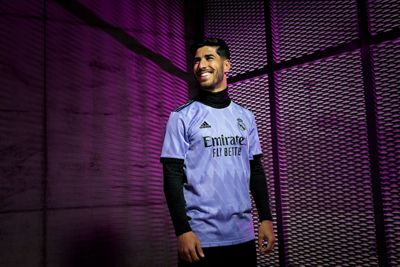 el real madrid y adidas presentan la segunda camiseta de la temporada 2022-23