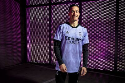 el real madrid y adidas presentan la segunda camiseta de la temporada 2022-23