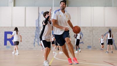 Felipe Reyes visita el campus urbano de baloncesto de la Fundación Real Madrid