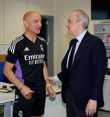 el presidente con ancelotti y el cuerpo técnico en la ciudad real madrid