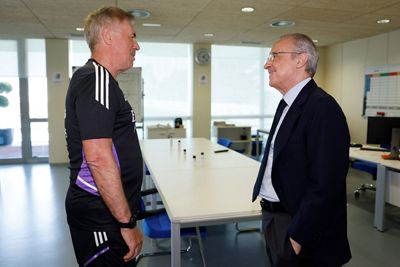 el presidente con ancelotti y el cuerpo técnico en la ciudad real madrid