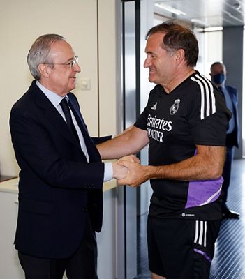 el presidente con ancelotti y el cuerpo técnico en la ciudad real madrid
