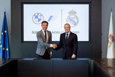 firma del acuerdo de colaboración entre el real madrid y bmw españa