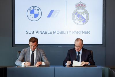 firma del acuerdo de colaboración entre el real madrid y bmw españa