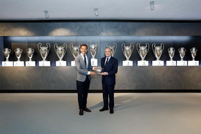 firma del acuerdo de colaboración entre el real madrid y bmw españa