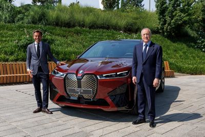 firma del acuerdo de colaboración entre el real madrid y bmw españa