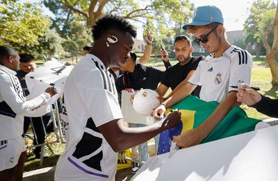 la plantilla firmó autógrafos en los ángeles