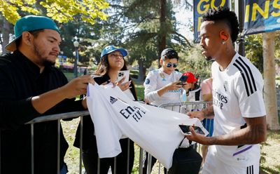 la plantilla firmó autógrafos en los ángeles