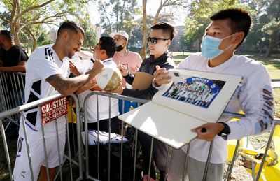 la plantilla firmó autógrafos en los ángeles