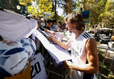 la plantilla firmó autógrafos en los ángeles