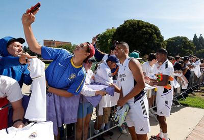 la plantilla firmó autógrafos en los ángeles