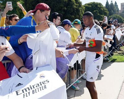 la plantilla firmó autógrafos en los ángeles