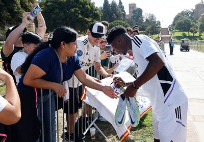 la plantilla firmó autógrafos en los ángeles