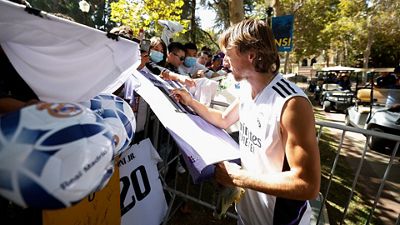 Inside Real Madrid: Fotos, autógrafos en camisetas, balones, móviles... Modrić, bendecido por la pasión que desata