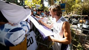 Inside Real Madrid: Fotos, autógrafos em camisolas, bolas, telemóveis... Modrić, abençoado pela paixão que desperta