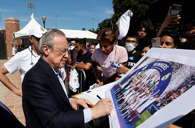 el presidente con la afición en ucla