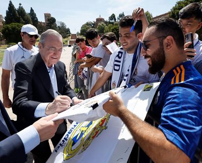 el presidente con la afición en ucla