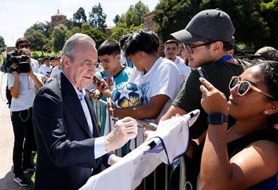 el presidente con la afición en ucla