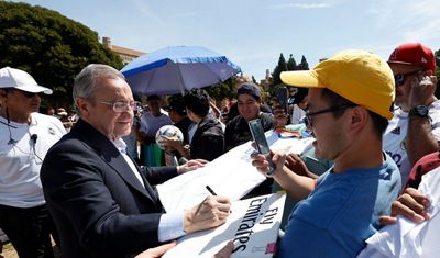 el presidente con la afición en ucla