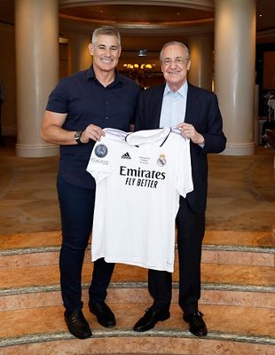 florentino pérez con la peña madridista los ángeles
