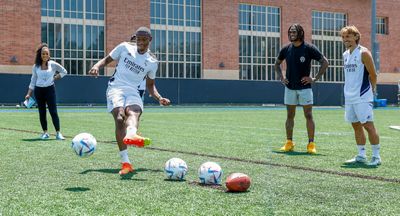 dak prescott y ceedee lamb visitan al equipo en ucla