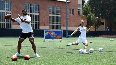 dak prescott y ceedee lamb visitan al equipo en ucla