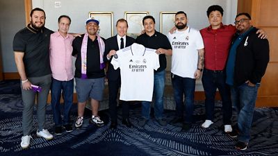 Butragueño meets members of Peña Madridista San Francisco Bay Area supporters' group