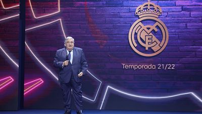 El Real Madrid recibió el distintivo de campeón en la gala de LaLiga